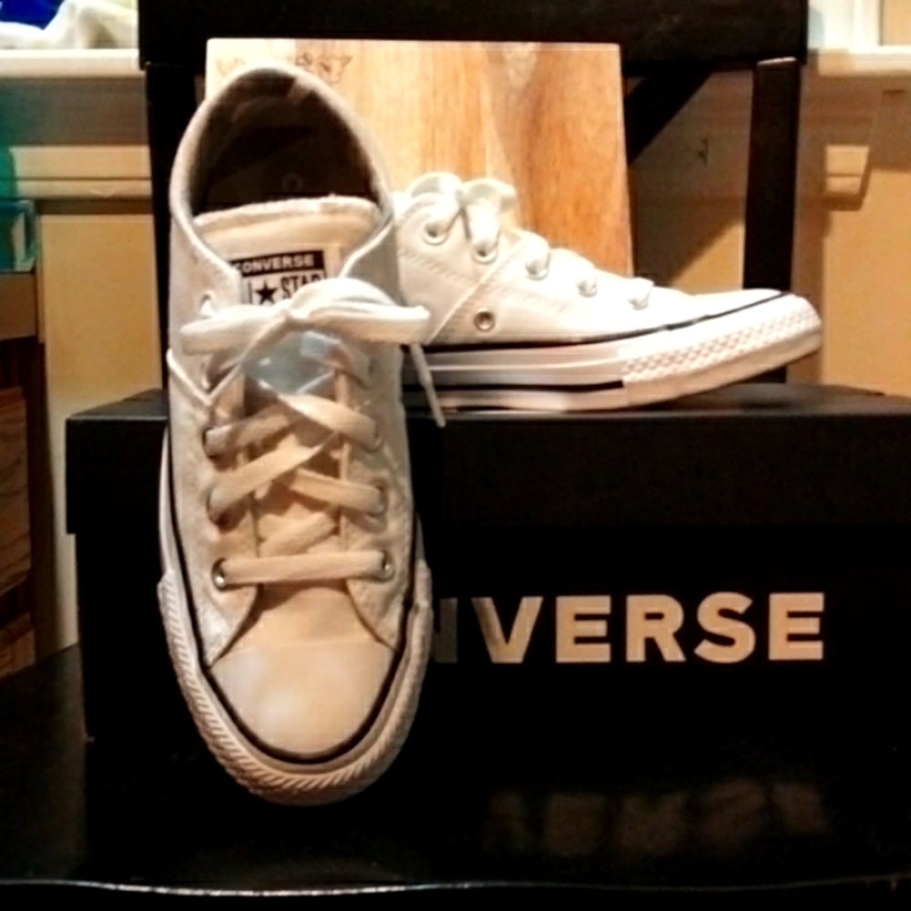 Women's white Converse All Stars (Chuck Taylors). Size 6